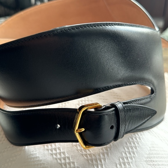 New ALAÏA cutout leather waist belt - Picture 5 of 10